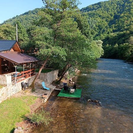 Cottage Auto Camp Vinac 亚伊采 外观 照片