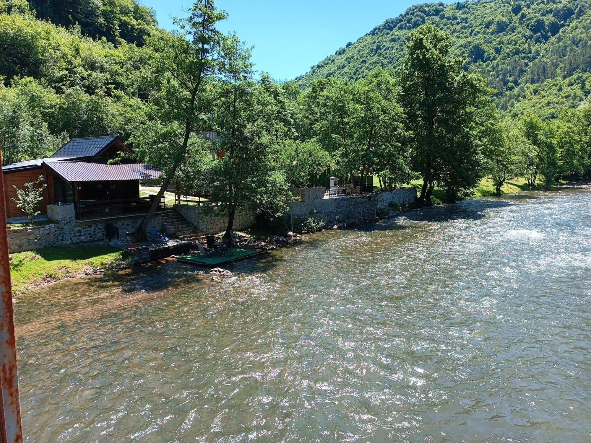 Cottage Auto Camp Vinac 亚伊采 外观 照片